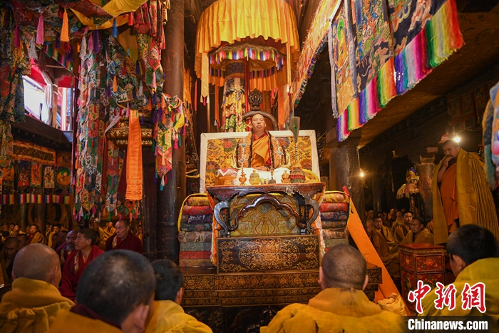 10月27日，扎什倫布寺舉行吉祥祈愿法會(huì)，慶祝班禪額爾德尼·確吉杰布獲得“嘎欽”學(xué)位。圖為班禪在法會(huì)上帶領(lǐng)僧人誦經(jīng)。<a target='_blank' ><p  align=