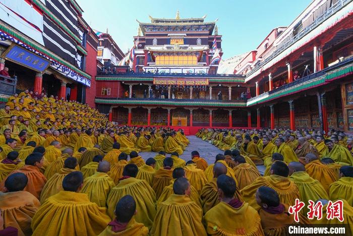 10月26日，班禪在扎什倫布寺多加大院參加“嘎欽”學(xué)位立宗答辯，全寺僧人齊聚一堂，共同見證這一殊勝時(shí)刻。<a target='_blank' ><p  align=