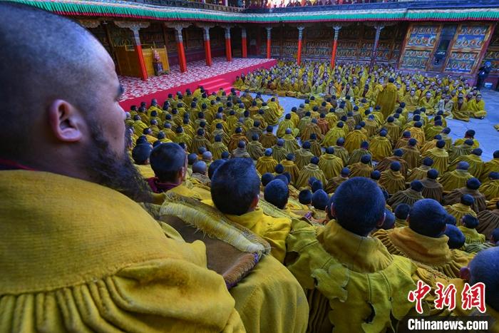 10月26日，班禪在扎什倫布寺參加“嘎欽”學(xué)位立宗答辯。圖為扎寺僧人在多加大院集體誦經(jīng)祈福。<a target='_blank' ><p  align=