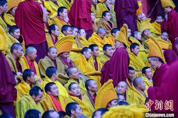 10月26日，班禪在扎什倫布寺參加“嘎欽”學(xué)位立宗答辯，圖為扎寺僧人同時(shí)在多加大院辯經(jīng)。<a target='_blank' ><p  align=