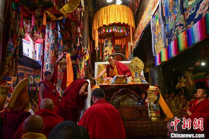 10月27日，扎什倫布寺舉行慶祝班禪額爾德尼·確吉杰布獲得“嘎欽”學(xué)位吉祥祈愿法會(huì)，班禪在法會(huì)上為僧人摸頂賜福。<a target='_blank' ><p  align=