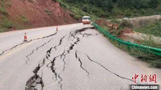 圖為發(fā)生路基下沉滑移險情的路段。果洛公路總段供圖