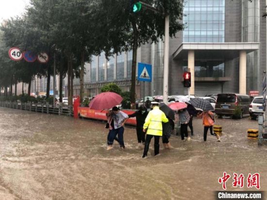 8月28日，青海省東部出現(xiàn)強降水天氣過程，其中西寧地區(qū)出現(xiàn)入汛以來雨量最大、強度最大的強降水過程。西寧交警供圖