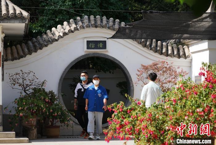 圖為市民在西寧園林植物園內(nèi)觀花賞景。　馬銘言 攝