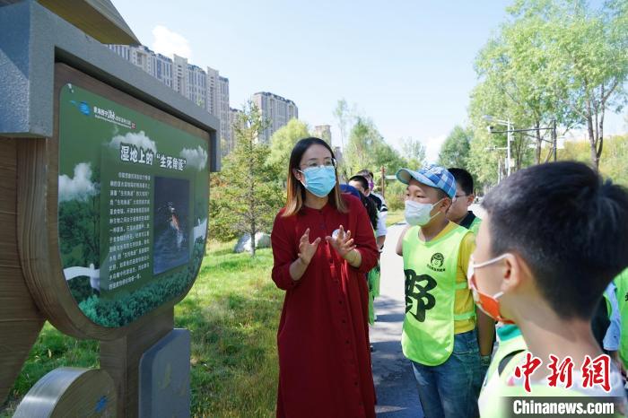 圖為小朋友在青海西寧湟水國家濕地公園內(nèi)學(xué)習(xí)濕地知識?！●R銘言 攝