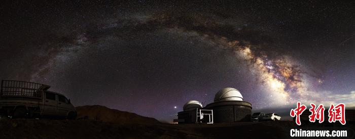 資料圖為冷湖賽什騰山天文臺址的星空。　冷湖工業(yè)園區(qū)供圖