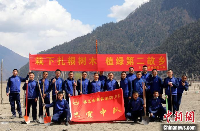 林芝市巴宜區(qū)森林消防中隊志愿服務(wù)隊合影留念。　西繞拉翁 攝