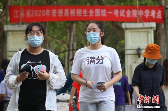 資料圖：2020年7月6日，江蘇南京一處考點，高考考生看完考場后走出考點。 中新社記者 泱波 攝