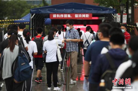 資料圖：2020年7月，上?？忌饺敫呖伎紙?。張亨偉 攝