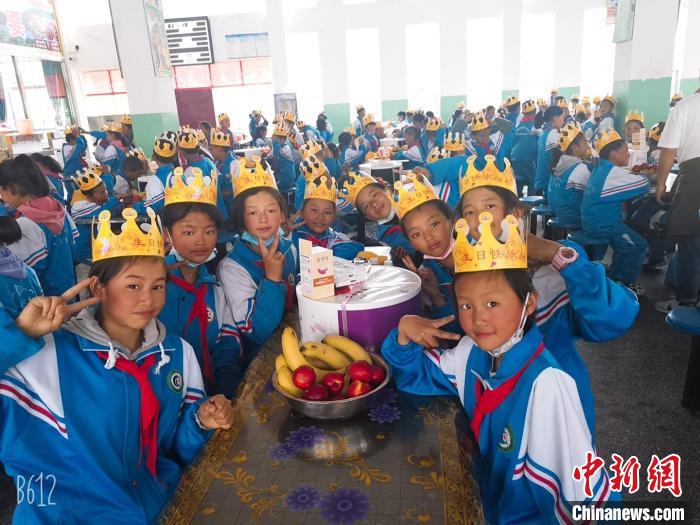 圖為加查縣安繞鎮(zhèn)小學(xué)學(xué)生集體過(guò)六一兒童節(jié)。　安繞鎮(zhèn)小學(xué)供圖