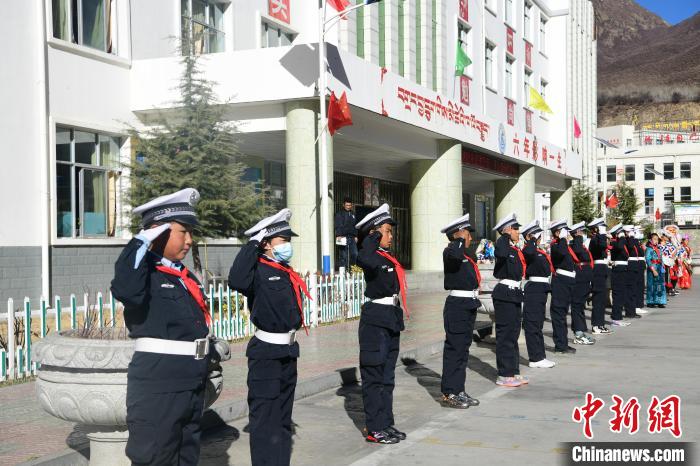 圖為加查縣安繞鎮(zhèn)小學(xué)學(xué)生爭(zhēng)當(dāng)“小交警”體驗(yàn)交警工作。　貢嘎來(lái)松 攝