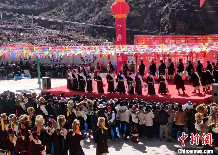 文藝活動(dòng)全景。　芒康縣委宣傳部供圖