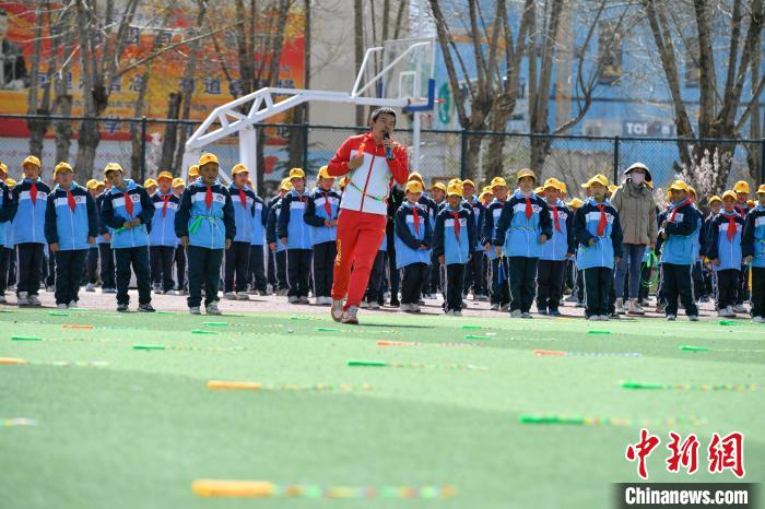 圖為學(xué)生在跳繩教練齊景龍的指導(dǎo)下做準(zhǔn)備運(yùn)動(dòng)?！∝暩聛硭?攝