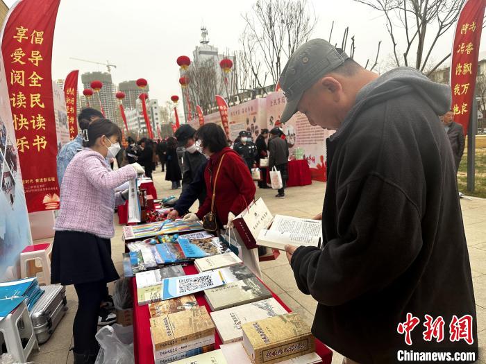 圖為民眾在活動現(xiàn)場讀書、購書?！±铍h 攝