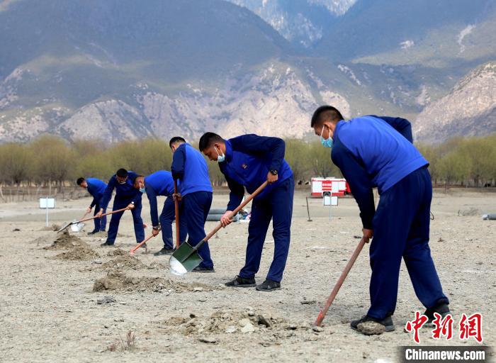 林芝市巴宜區(qū)森林消防中隊志愿服務(wù)隊正在揮鍬鏟土。　西繞拉翁 攝