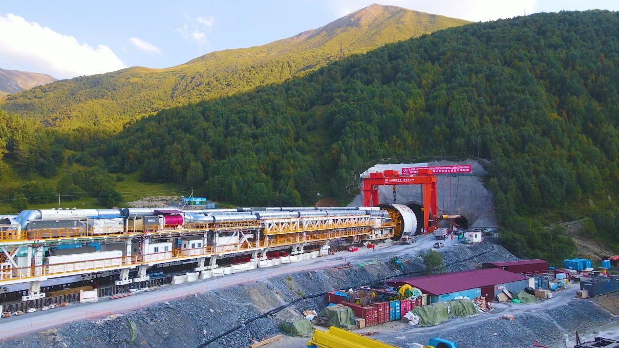 “高加索號”單護盾硬巖掘進機（TBM）。中鐵隧道局格魯吉亞KK公路隧道項目部供圖