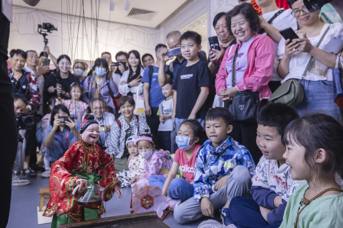 5月1日，廣州市白鵝潭大灣區(qū)藝術(shù)中心非物質(zhì)文化遺產(chǎn)館內(nèi)，精彩的梅縣提線木偶戲表演吸引了眾多游客駐足觀賞。 來源：人民圖片網(wǎng)