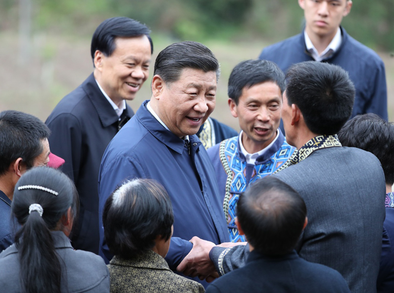 2019年4月15日至17日，中共中央總書記、國家主席、中央軍委主席習(xí)近平在重慶考察，并主持召開解決“兩不愁三保障”突出問題座談會。這是4月15日下午，習(xí)近平在石柱土家族自治縣中益鄉(xiāng)華溪村同村民親切交流。新華社記者 丁海濤 攝