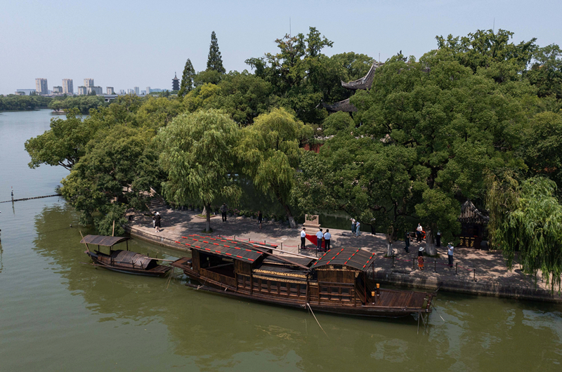 2022年7月27日，南湖紅船?？吭谡憬〖闻d市南湖旅游區(qū)的湖心島旁。