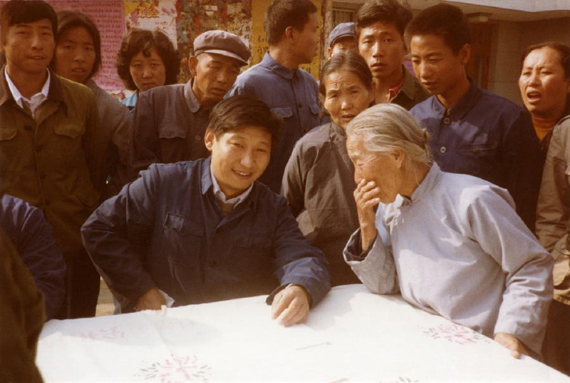 1983年，時任河北正定縣委書記的習近平（前排居中），臨時在大街上擺桌子聽取老百姓意見。