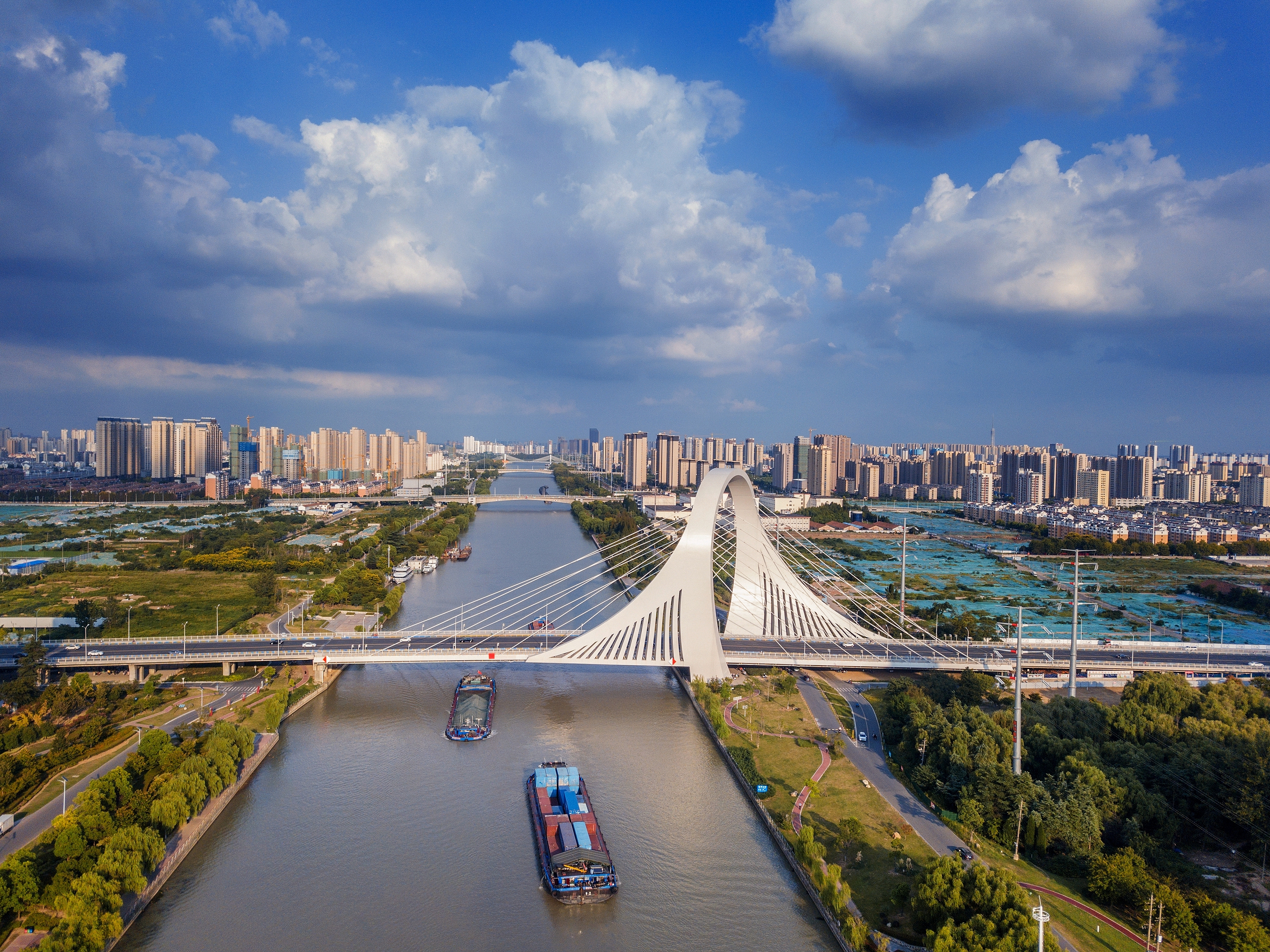 2022年9月12日，幾艘船舶行駛在江蘇淮安運河大橋附近。