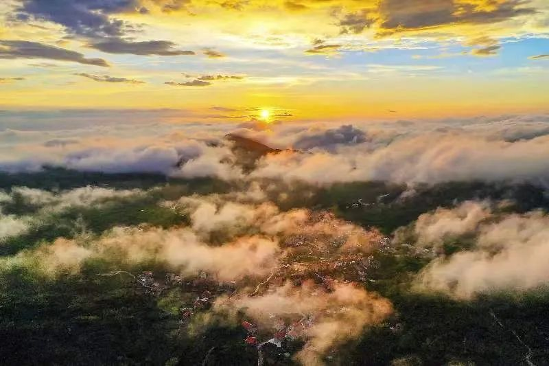 圖為云霧繚繞的軍營村，群山盡翠，紅瓦掩映。廈門市委宣傳部供圖