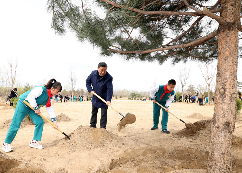 2022年3月，習(xí)近平總書記來(lái)到北京市大興區(qū)黃村鎮(zhèn)參加首都義務(wù)植樹活動(dòng)，同大家一起植樹。新華社記者 黃敬文 攝