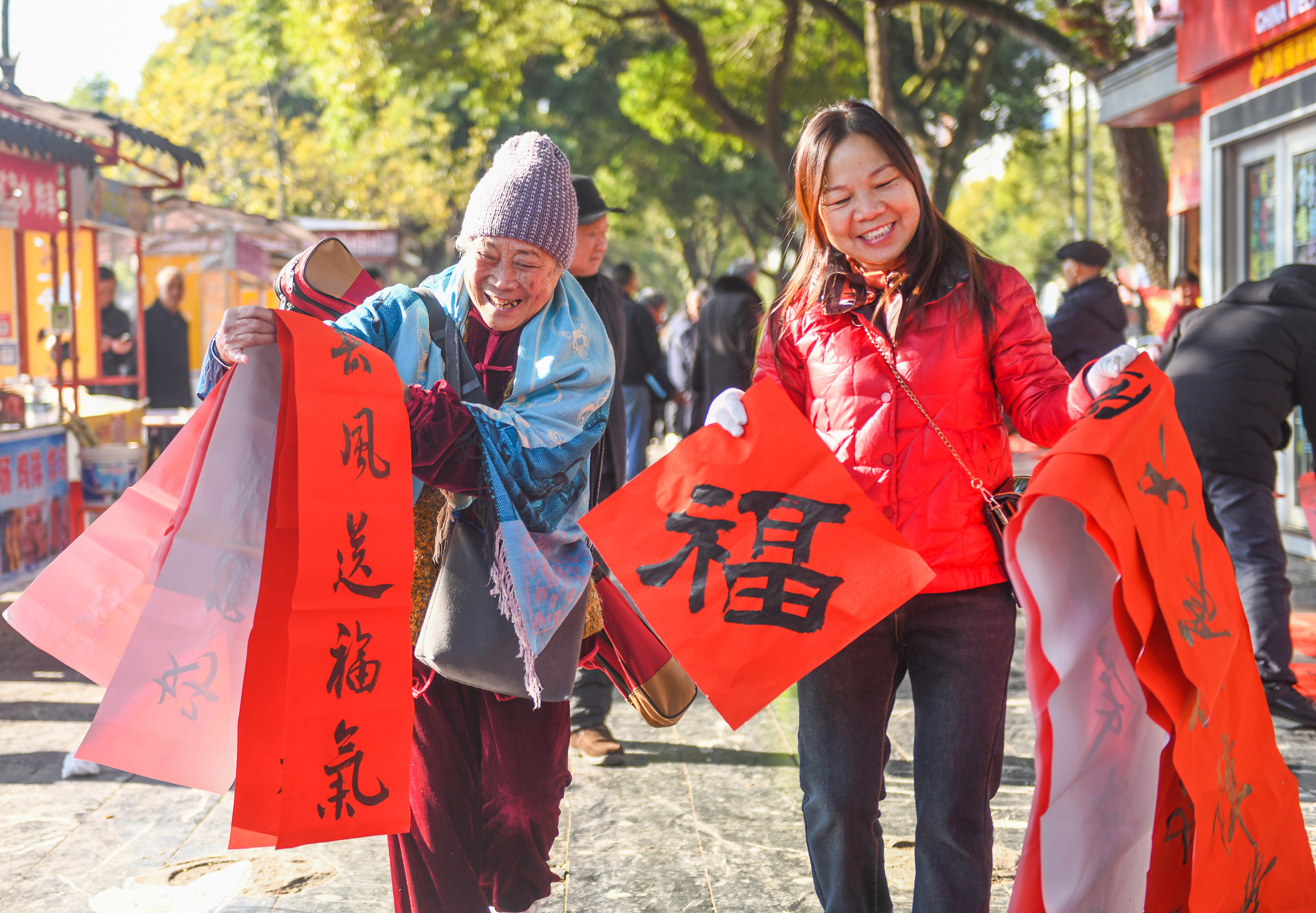 2025年1月13日，在湖南省永州市道縣西洲公園義工崗?fù)?，市民們領(lǐng)到了書法志愿者為大家書寫的春聯(lián)。