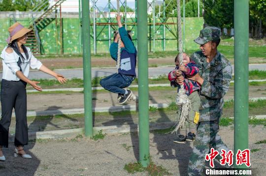 軍娃高原看爸爸千里團圓幸福時