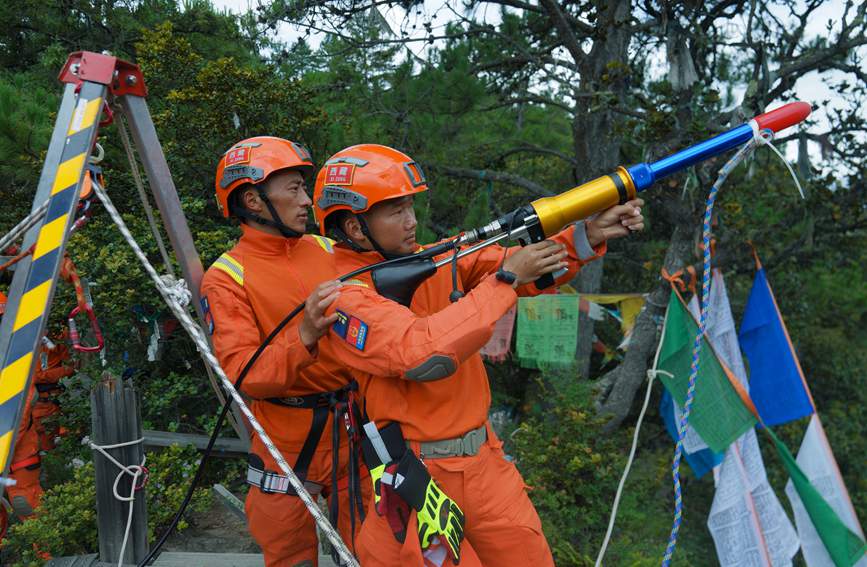 發(fā)射拋投器 。西繞拉翁攝