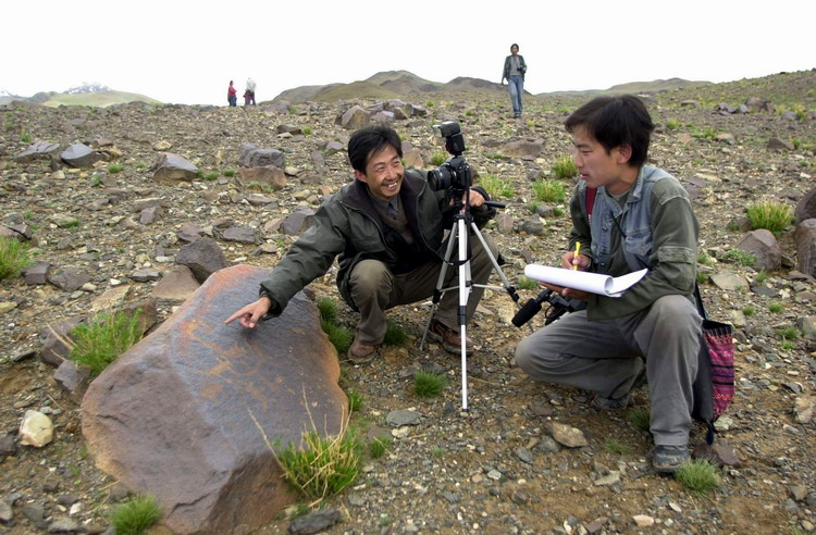 這是科考人員在考察加林山巖畫。（唐召明2001年攝）.jpg