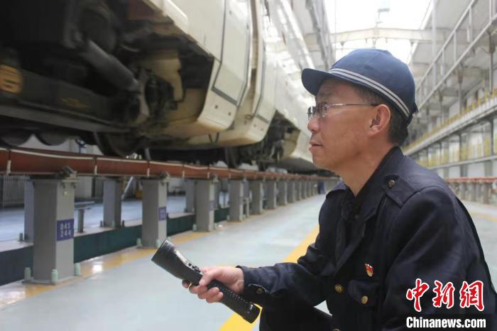 青藏鐵路“動車醫(yī)生”許建國的第二十五個春運