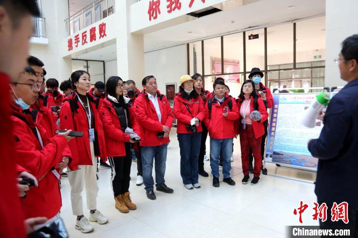 圖為中外媒體采訪三江源國家公園瀾滄江源園區(qū)生態(tài)保護成效?！?zhí)砀?攝