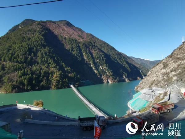 這條單跨353米索道橋，是全國最長的民用重載索道橋，技術(shù)要求高，施工難度極大。僅完成進行便道、索道橋施工就用了一年時間。郭瑩 攝