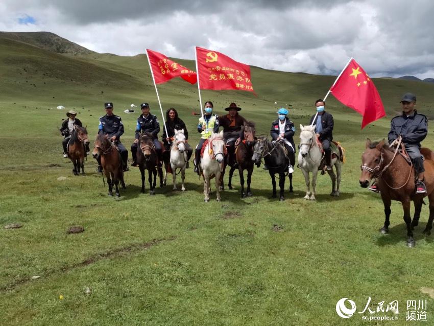 馬背宣講隊。巴登攝