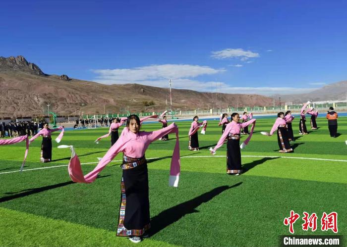 圖為青海師范大學(xué)附屬玉樹實(shí)驗(yàn)學(xué)校學(xué)生在綠茵場跳起囊謙古舞—卓根瑪?！“讋?攝