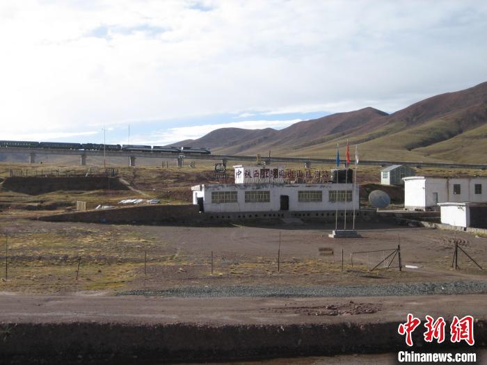 圖為青藏鐵路通車后列車經(jīng)過中鐵西北院風(fēng)火山觀測站。(資料圖) 中鐵西北科學(xué)研究院供圖