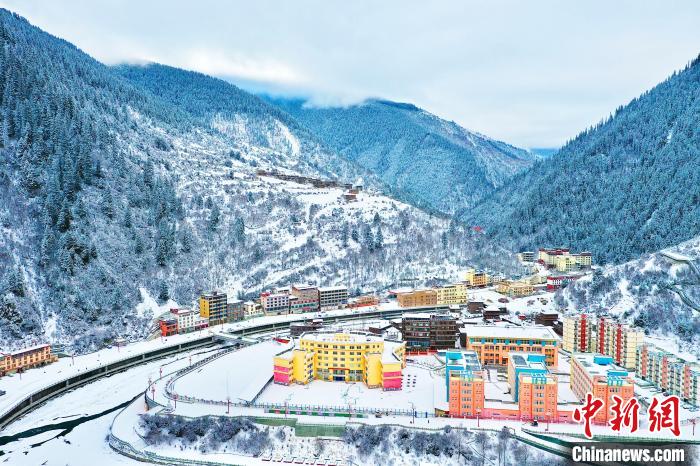 壤塘的雪后美景?！∪捞量h融媒體中心供圖