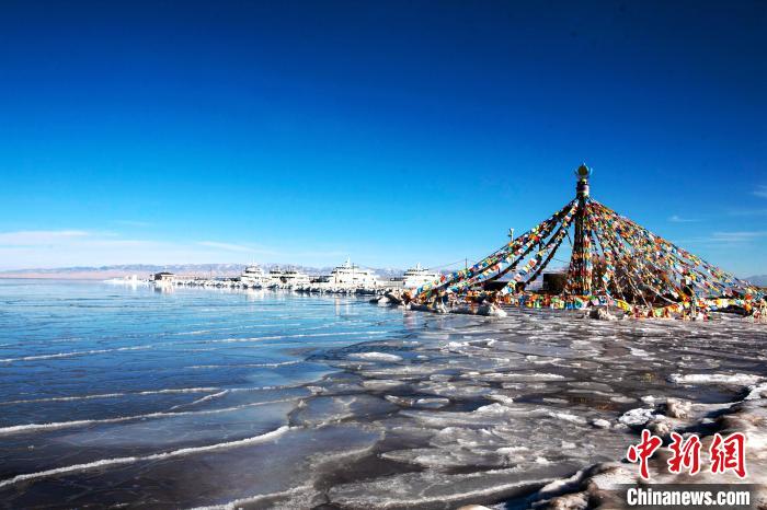 中國最大內(nèi)陸咸水湖青海湖歷時31天完全凍結(jié)