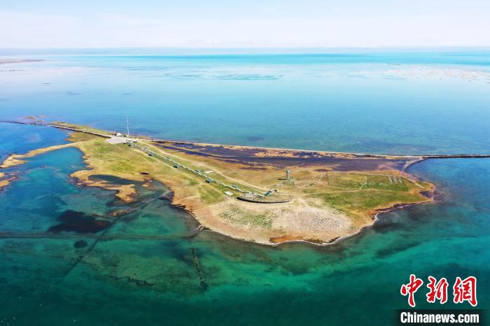 圖為無人機航拍青海湖。　趙海梅 攝