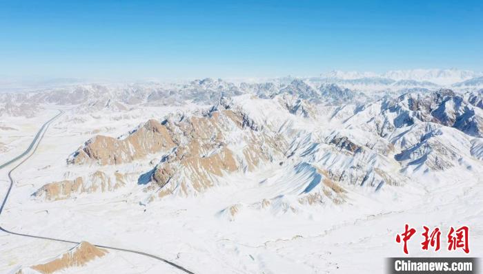 圖為無(wú)人機(jī)航拍高原雪景。　都蘭縣融媒體中心供圖