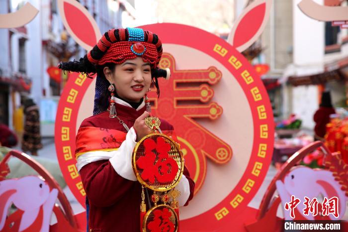 身著嘉絨藏族服飾的丹巴女孩送祝福。　吉靜 攝