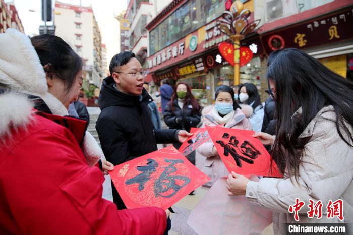 街頭市民收到送的“?！弊?。　李永安 攝