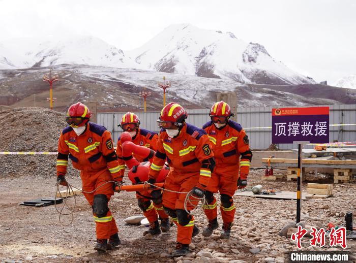 圖為地震實戰(zhàn)拉動現(xiàn)場，參演人員正在轉(zhuǎn)移受傷人員?！∮駱湎拦﹫D