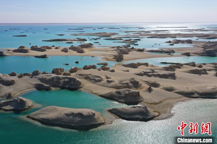 航拍青海大柴旦烏素特水上雅丹奇特景觀?！●R銘言 攝