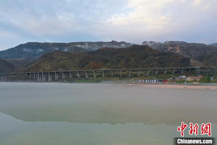 青海尖扎：夏日雨后薄霧黃河現(xiàn)朦朧