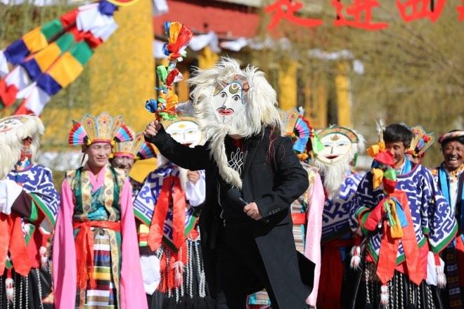 60歲的老奶奶，不會(huì)漢語(yǔ)，卻能唱京?。∫磺侗本┑慕鹕缴稀匪查g捕獲了觀眾的心。