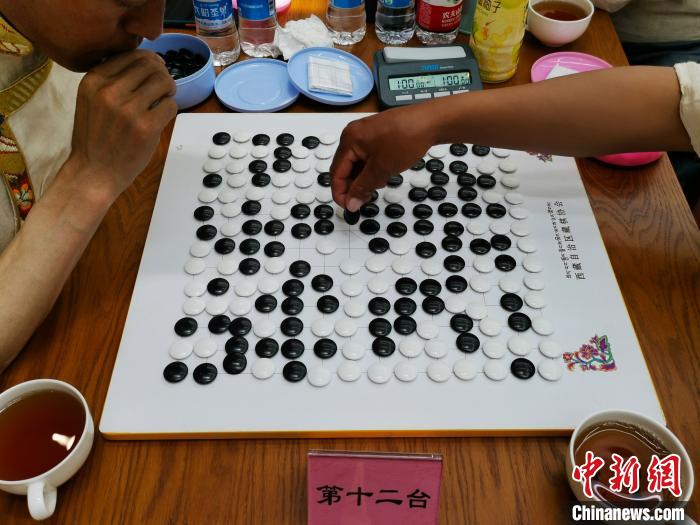 圖為藏棋(久棋)比賽瞬間?！垈?攝