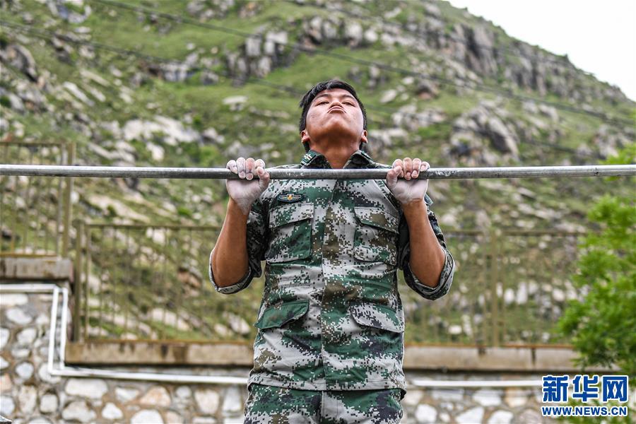 （專發(fā)新華網(wǎng)西藏頻道）拉薩警備區(qū)組織民兵軍事科目“創(chuàng)破紀(jì)錄”活動