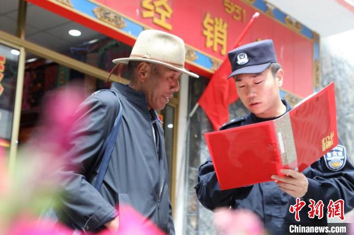 圖為民警在邊境村莊宣傳邊境政策法規(guī)?！問|出入境邊防檢查站供圖 攝